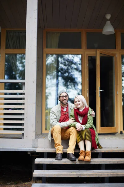 Retrato Joven Hermosa Pareja Caucásica Elegante Sentado Entrada Delantera Nueva — Foto de Stock