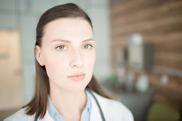 Mujer Joven Uniforme Médico Mirándote Durante Trabajo Sus Clínicas —  Fotos de Stock