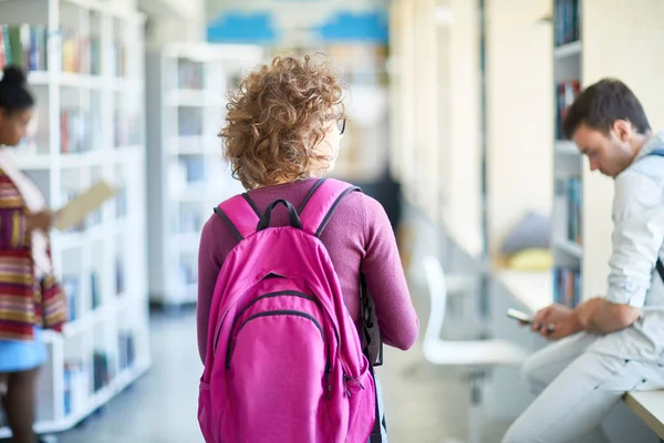 Achteraanzicht Van Krullend Student Meisje Met Roze Satchel Rug Lopen — Stockfoto