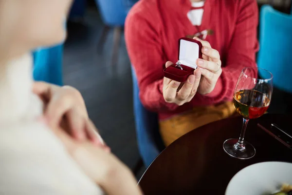 在餐厅里有浪漫约会时 无法辨认的男人向他的女朋友求婚 — 图库照片