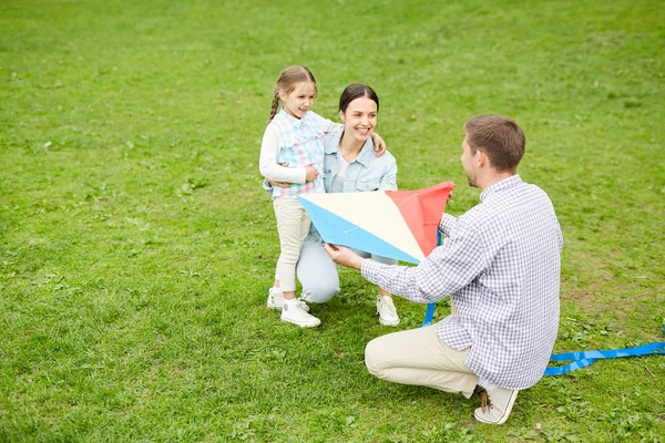 Joven Mostrando Cometa Hecha Mismo Esposa Hija Pequeña Mientras Juega — Foto de Stock