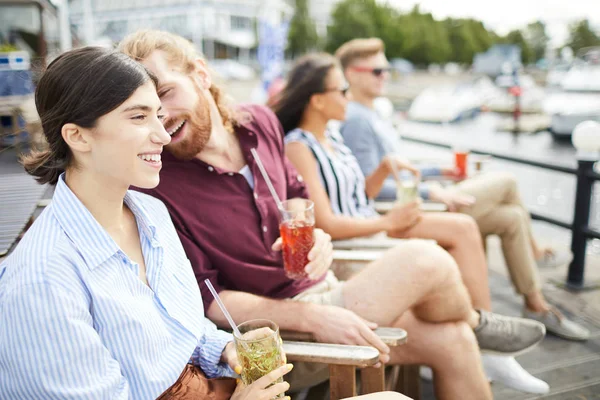 Cara Feliz Sussurrando Algo Orelha Sua Namorada Entre Seus Amigos — Fotografia de Stock