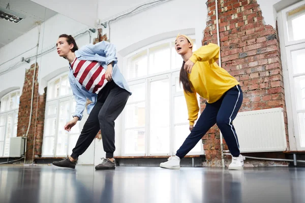 Pequeño Grupo Chicas Activas Haciendo Ejercicios Baile Callejero Mientras Entrenan —  Fotos de Stock