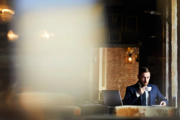 Sério Empreendedor Masculino Pensativo Terno Formal Sentado Mesa Beber Café — Fotografia de Stock