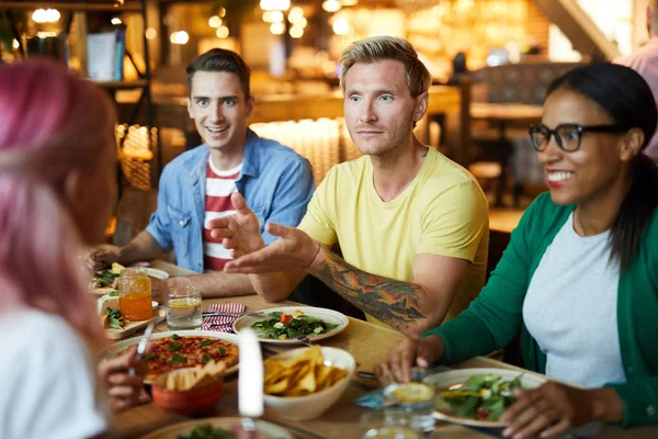 Diversi Giovani Amici Interculturali Che Conversano Cena Bar Ristorante Durante — Foto Stock