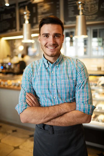 Joven Hombre Sonriente Ropa Trabajo Pie Cafetería Con Gran Pantalla — Foto de Stock