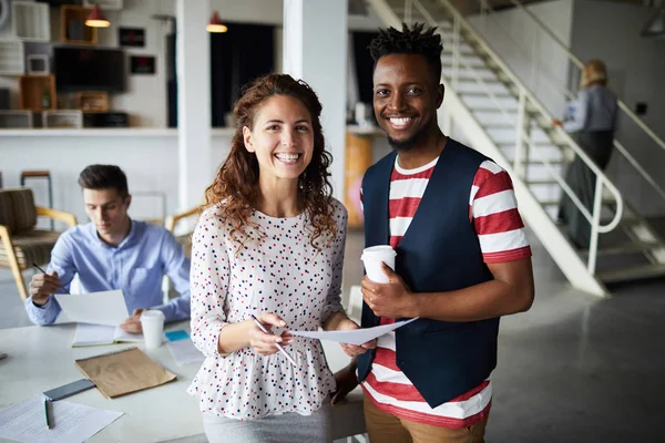 Porträt Eines Jungen Lächelnden Geschäftspaares Das Mit Dokumenten Und Kaffee — Stockfoto