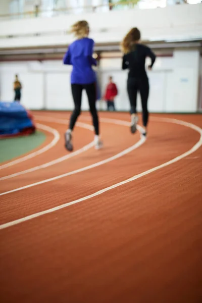 Zwei Verschwommene Sprinter Sportbekleidung Die Auf Den Gleisen Des Modernen — Stockfoto