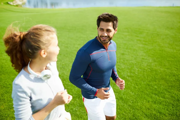 Ung Idrotts Man Fritidskläder Och Hans Flickvän Jogging Tillsammans Soliga — Stockfoto