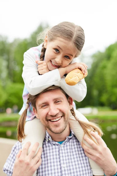 Gelukkig Kind Met Verse Broodje Zittend Haar Vader Nek Zowel — Stockfoto