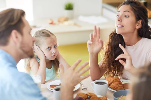 Junge Irritierte Frau Sagt Etwas Ihrem Mann Beim Frühstück Während — Stockfoto