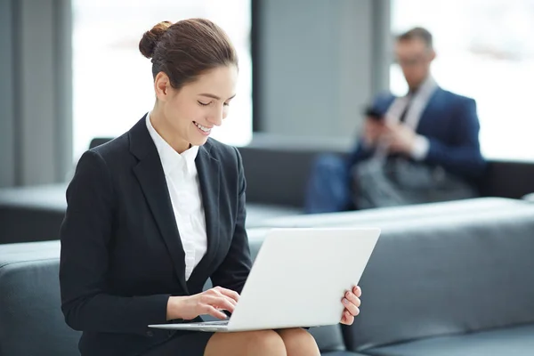 Happy Young Businesswoman Communicating Online Chat While Waiting Departure Announcement — Stock Photo, Image