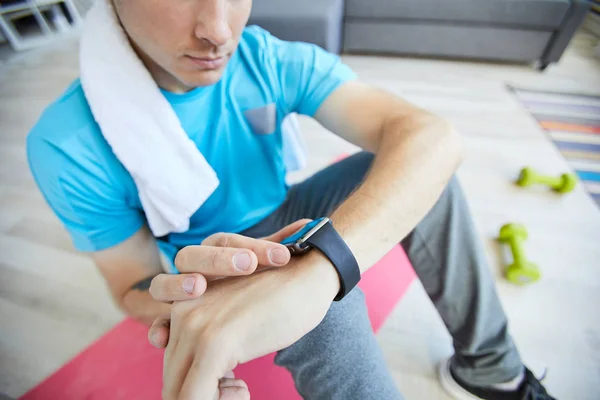 Joven Hombre Activo Comprobando Tiempo Smartwatch Durante Descanso Entre Entrenamientos — Foto de Stock