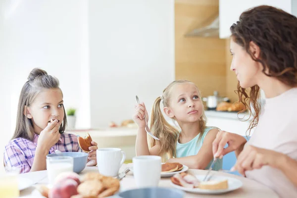 Sevimli Küçük Kız Masa Servis Kahvaltı Yaparken Anneleriyle Konuşurken — Stok fotoğraf