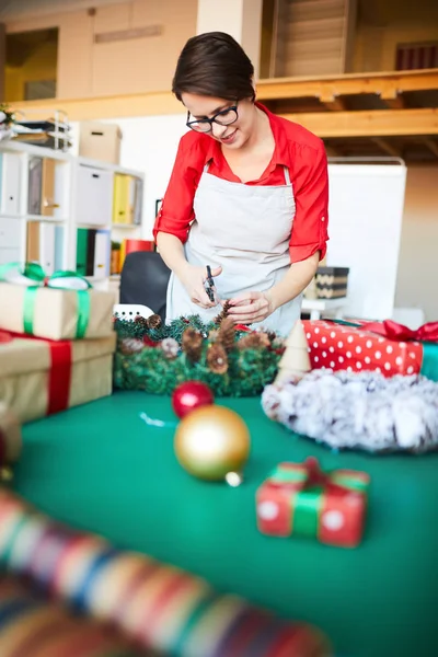 Female Designer Apron Standing Table Making Decorative Christmas Wreath Holiday — Stock Photo, Image