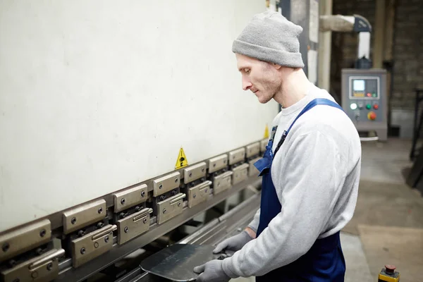 Ung Ingenjör Med Metalliskt Arbetsstycke Stående Vid Bearbetning Maskin Verkstad — Stockfoto