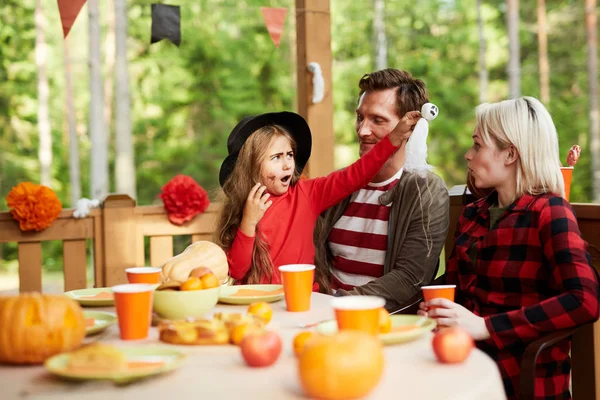 Kleines Mädchen Halloween Kleidung Erschreckt Ihre Mutter Mit Spielzeuggespenst Beim — Stockfoto