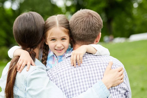 Glückliches Kind Umarmt Mutter Und Vater Und Blickt Bei Kälte — Stockfoto