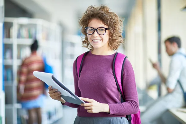 Glücklich Smart Schöne Studentin Mit Lockigem Haar Trägt Eine Brille — Stockfoto