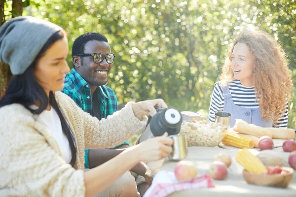 Ragazza Adolescente Versando Pranzo All Aperto Con Suoi Amici Interculturali — Foto Stock