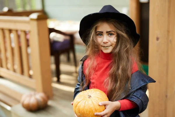 Söt Liten Flicka Häxa Klädsel Tittar Dig När Sitter Trappor — Stockfoto