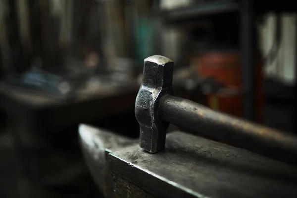 Close Steel Hammer Placed Anvil Dark Workshop Blacksmiths Tools Concept — Stock Photo, Image