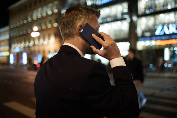 Πίσω Από Πολυάσχολο Εργαζόμενο Μιλάει Smartphone Ενώ Στέκεται Οδικώς Βράδυ — Φωτογραφία Αρχείου