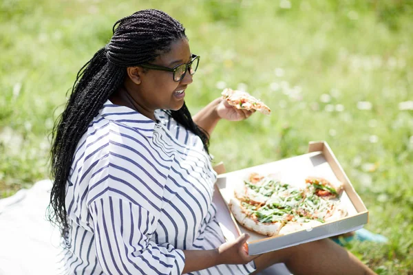 Junge Mischlingshündin Mit Afrikanischen Zöpfen Die Ein Stück Pizza Hält — Stockfoto