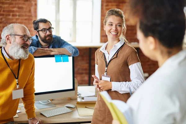 Giovane Manager Successo Ascoltando Uno Dei Colleghi Durante Discussione Delle — Foto Stock