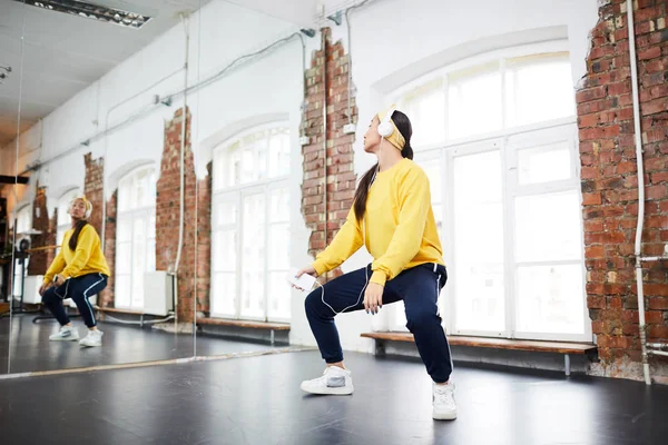 Aktiv Flicka Med Hörlurar Och Smartphone Lärande Hip Hop Dance — Stockfoto