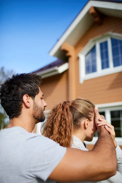 年轻人在给妻子看他们的新房子之前 一直盯着妻子的眼睛 — 图库照片