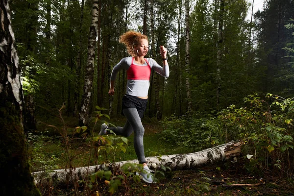 Jonge Actieve Sportvrouw Rennend Berkenbos Het Zomerweekend Ochtend — Stockfoto