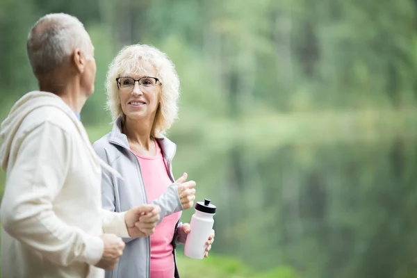 Betagtes Paar Aktivkleidung Joggt Morgens Wasser Natürlicher Umgebung — Stockfoto