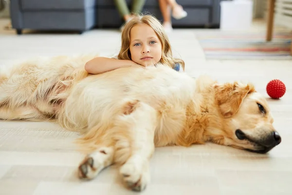 Adorale Dziewczyna Leżąc Podłodze Spokojny Złoty Labrador Patrząc Ciebie — Zdjęcie stockowe