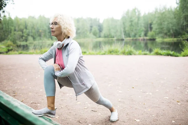 Donna Energica Invecchiata Abbigliamento Sportivo Facendo Esercizio Stretching Ambiente Naturale — Foto Stock