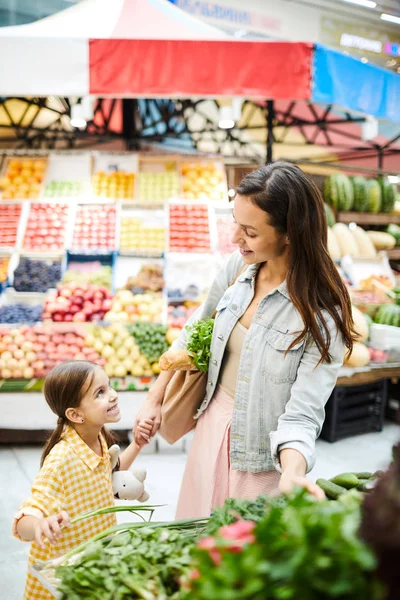 Taze Gıda Tezgahında Duran Gıda Mağazasında Kızı Konuşurken Sebze Seçimi — Stok fotoğraf