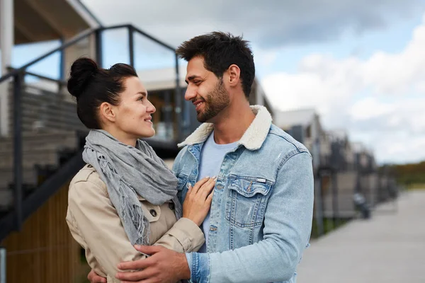 Heureux Beau Jeune Couple Amoureux Debout Extérieur Embrasser Tout Regardant — Photo