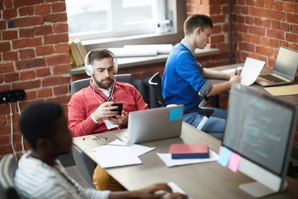 Junger Seriöser Manager Mit Kopfhörern Der Arbeitsplatz Vor Dem Laptop — Stockfoto