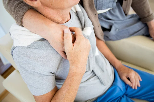 Närbild Oigenkännlig Par Embracing Fokus Make Håller Wifes Hand — Stockfoto