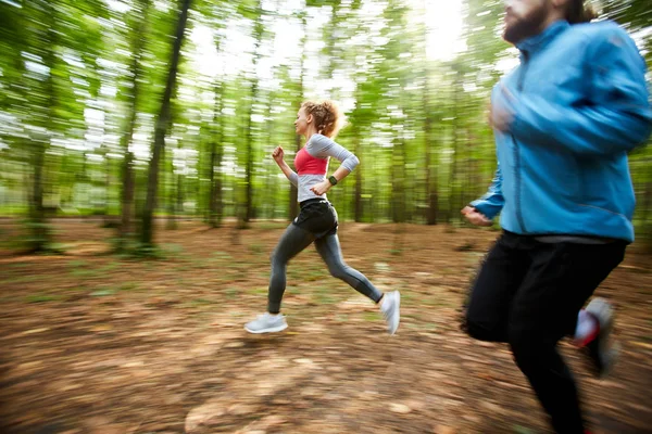 Allenamento Mattutino Giovani Coppie Attive Che Fanno Jogging Nella Foresta — Foto Stock