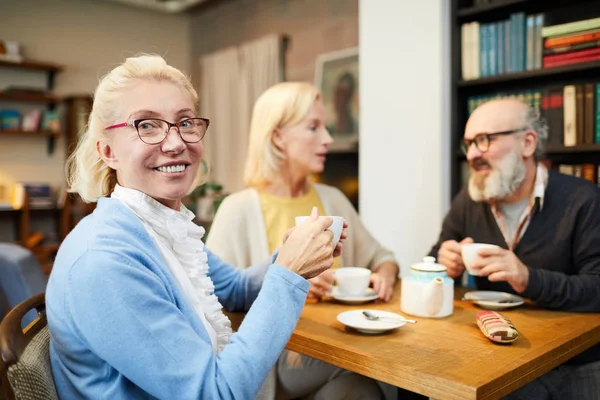 Feliz Rubia Envejecida Hembra Con Taza Sentada Mesa Con Sus —  Fotos de Stock