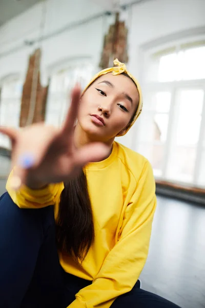 Giovane Studente Danza Moderna Felpa Gialla Seduta Sul Pavimento Davanti — Foto Stock