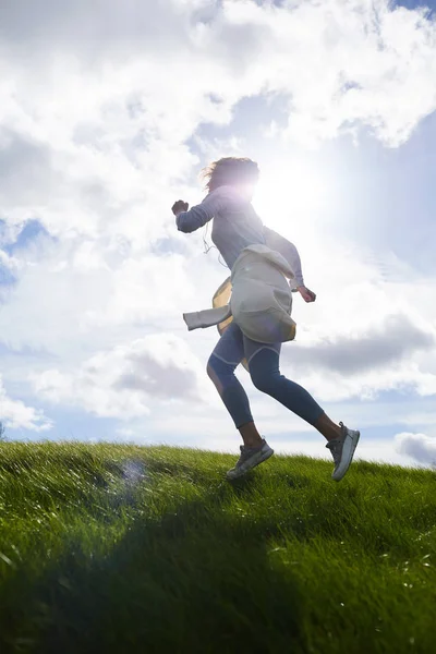 Sabah Bulutlu Gökyüzüne Karşı Jogging Eğitimi Sahip Olan Çağdaş Kız — Stok fotoğraf