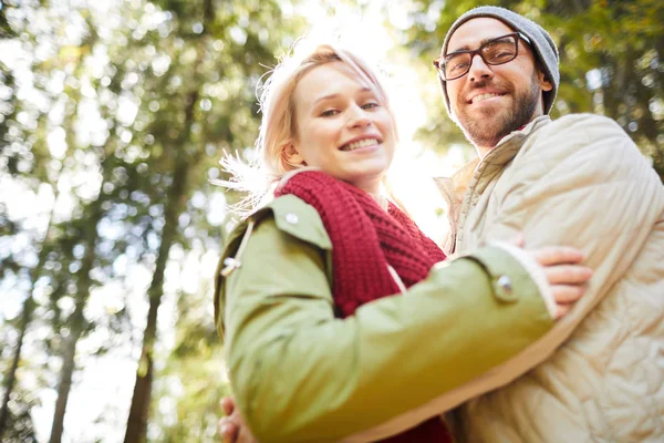 Vista Basso Angolo Della Giovane Coppia Caucasica Che Abbraccia Sorride — Foto Stock