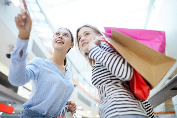 年轻的休闲妇女看着现代商场的一个部门 而购物的季节性销售 — 图库照片