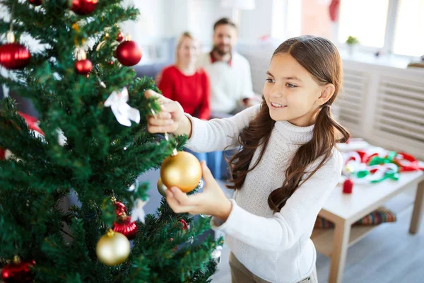 Söt Leende Liten Flicka Hängande Dekorativa Toy Ball Firtree Branch — Stockfoto