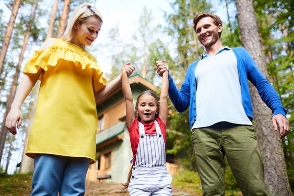 Cheerful Little Daughter Holding Hands Her Mom Dad Chill Country — Stock Photo, Image