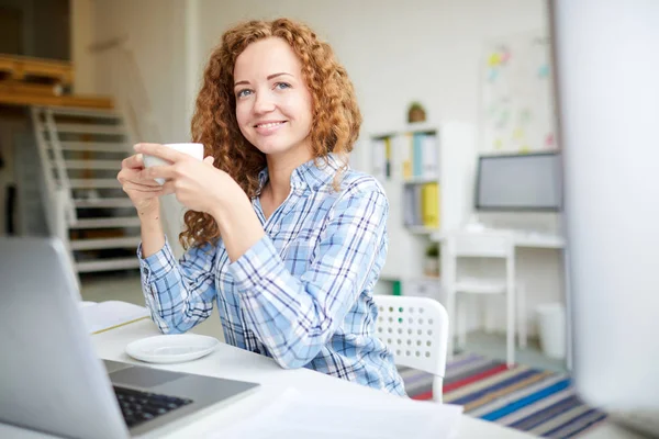 Jovem Feliz Com Cabelo Encaracolado Sentado Mesa Desfrutando Coffee Break — Fotografia de Stock