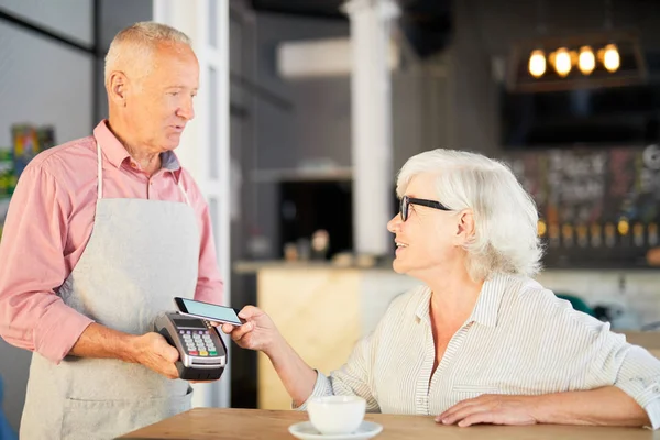 Senior Waiter Payment Machine Talking Client Paying Order Smartphone — Stock Photo, Image