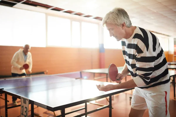 Senior Tennisspieler Wirft Und Schlägt Tischtennisball Während Ihn Der Hand — Stockfoto